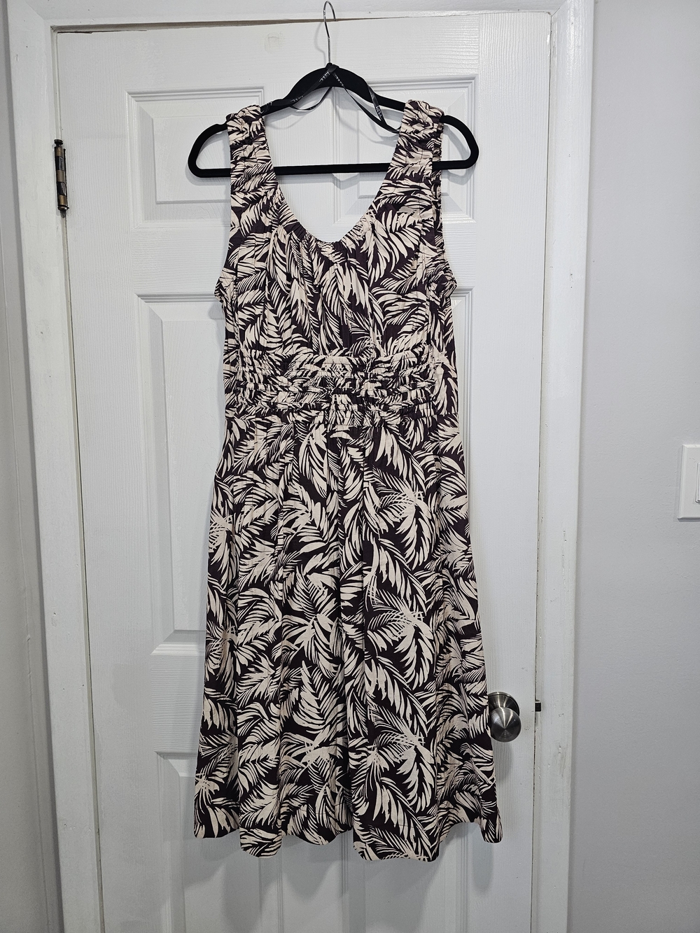 Nicole Miller Tan Leaf-Print Midi Dress on Dark Brown